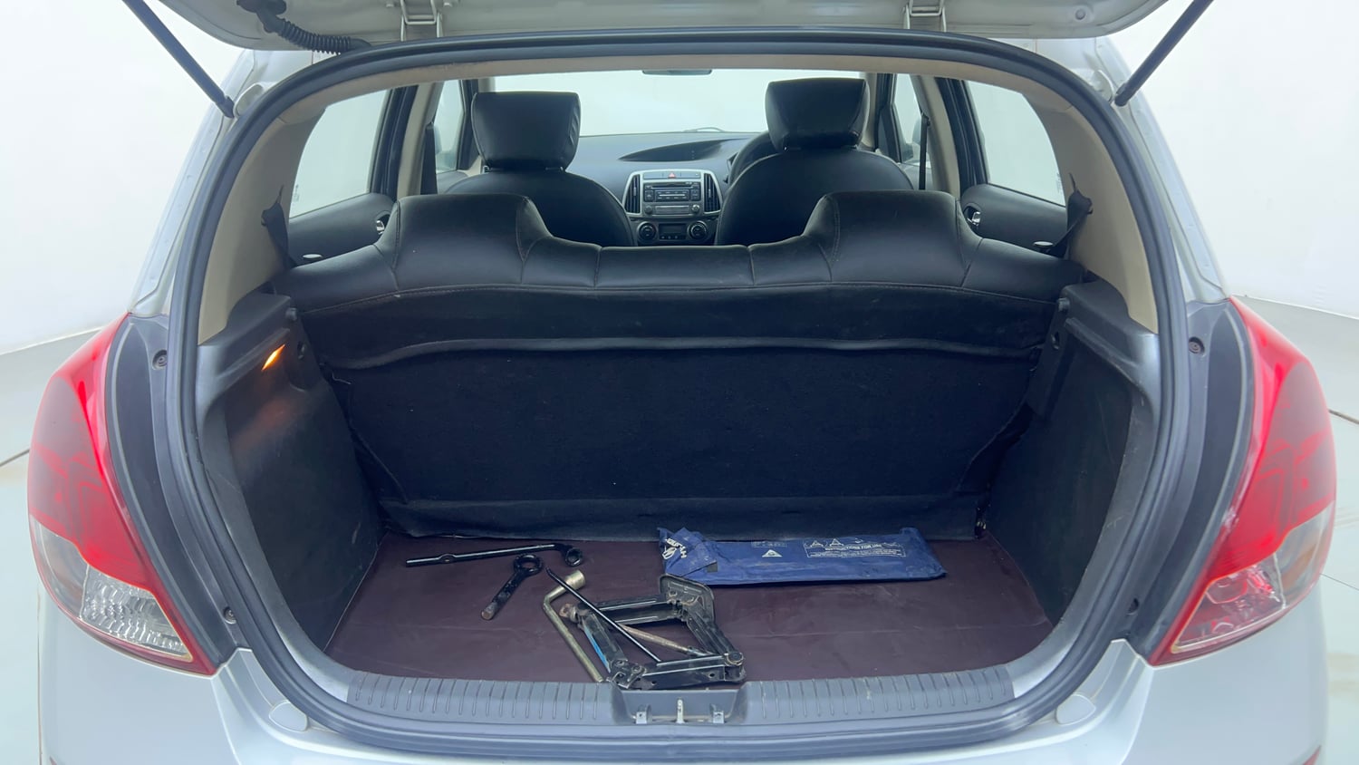 Used 2013 Hyundai i20 Magna 1.2 Petrol Manual interior DICKY INSIDE VIEW