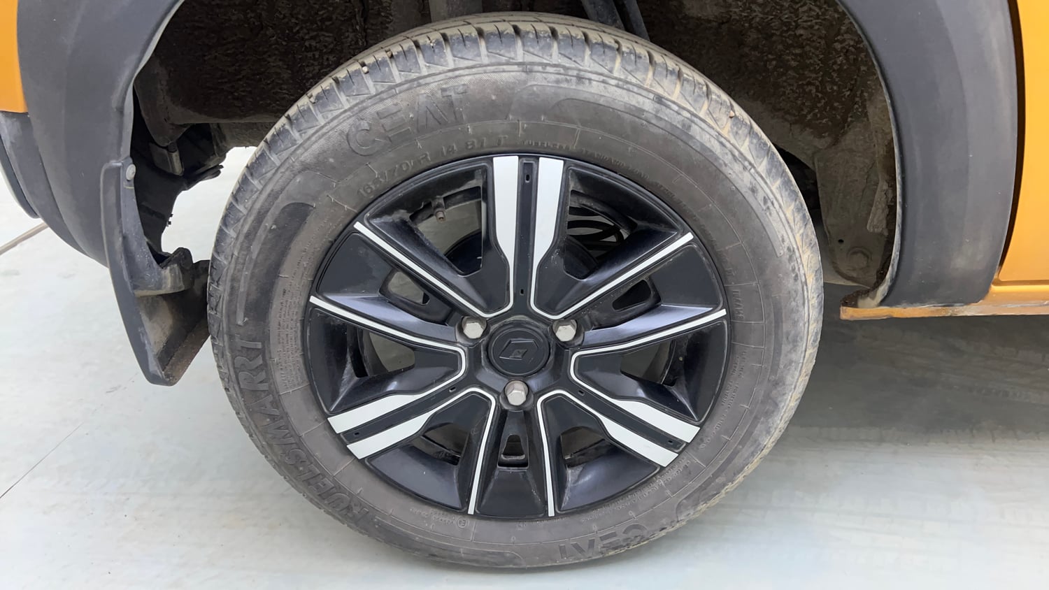 Used 2023 Renault Kwid CLIMBER AMT Petrol Automatic tyres RIGHT REAR TYRE RIM VIEW