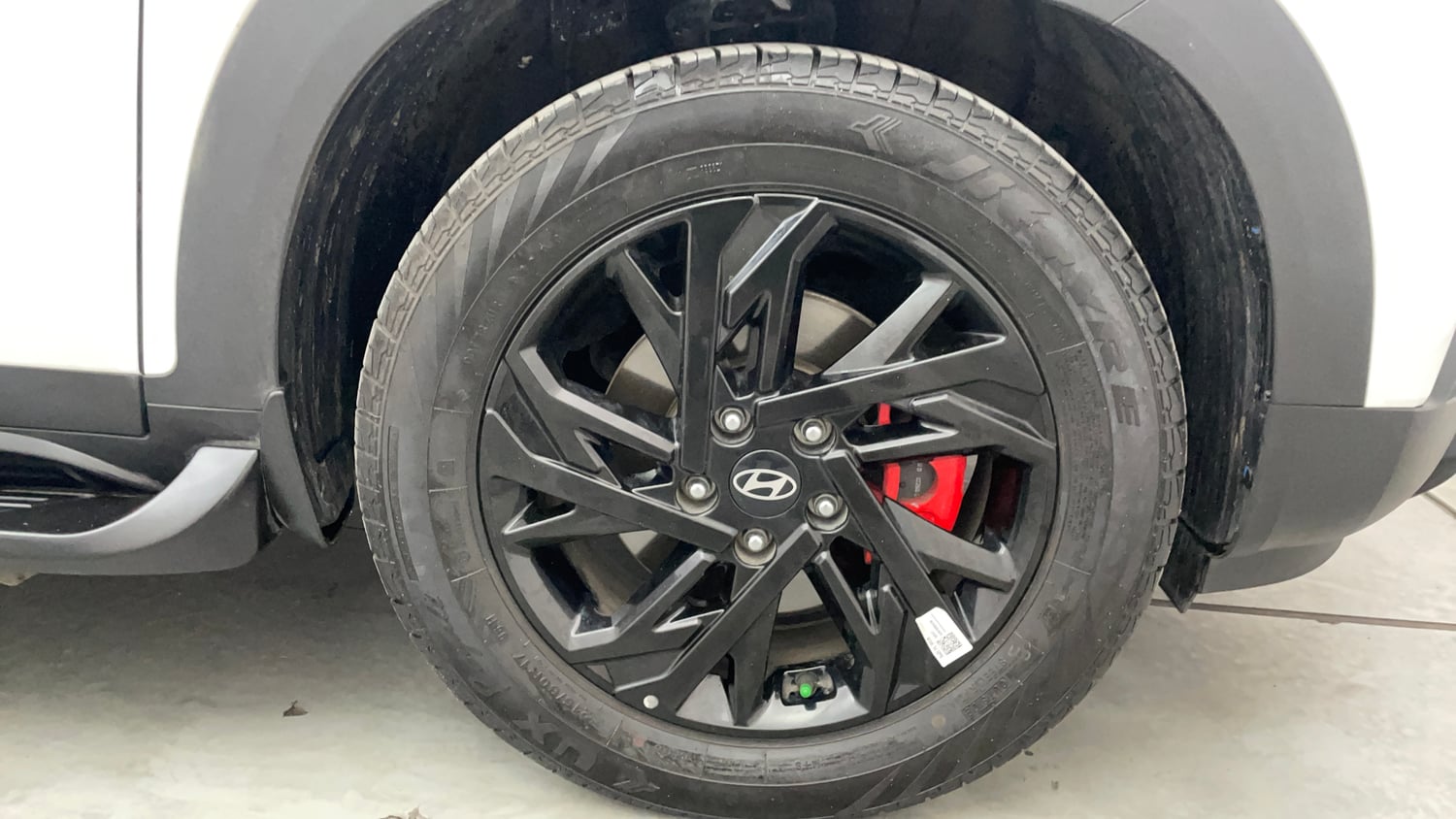 Used 2024 Hyundai Creta SX (O) 1.5 Petrol IVT Knight Petrol Automatic tyres RIGHT FRONT TYRE RIM VIEW