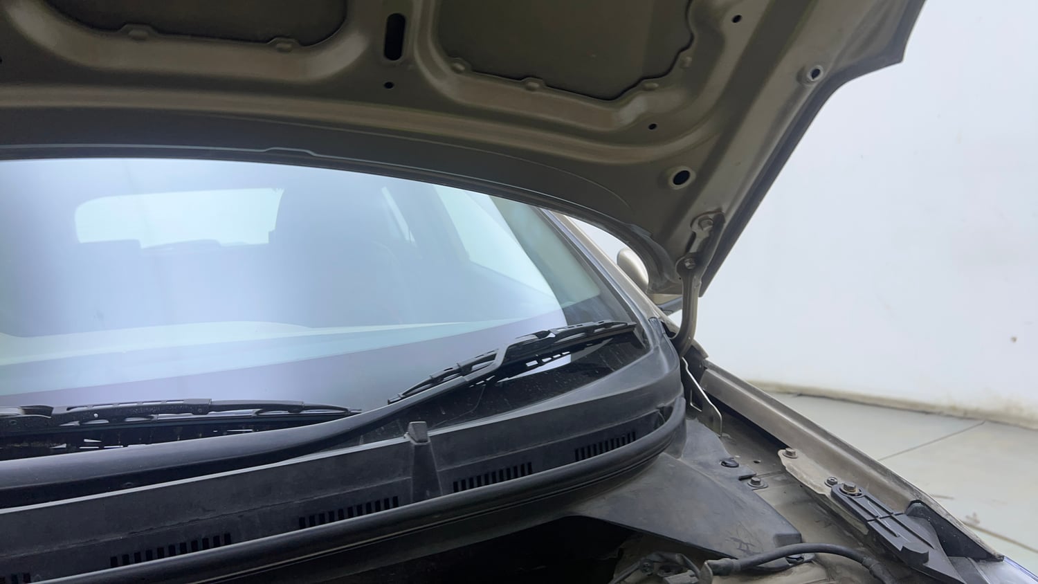Used 2015 Hyundai Elite i20 Asta 1.4 CRDI Diesel Manual engine ENGINE LEFT SIDE HINGE & APRON VIEW