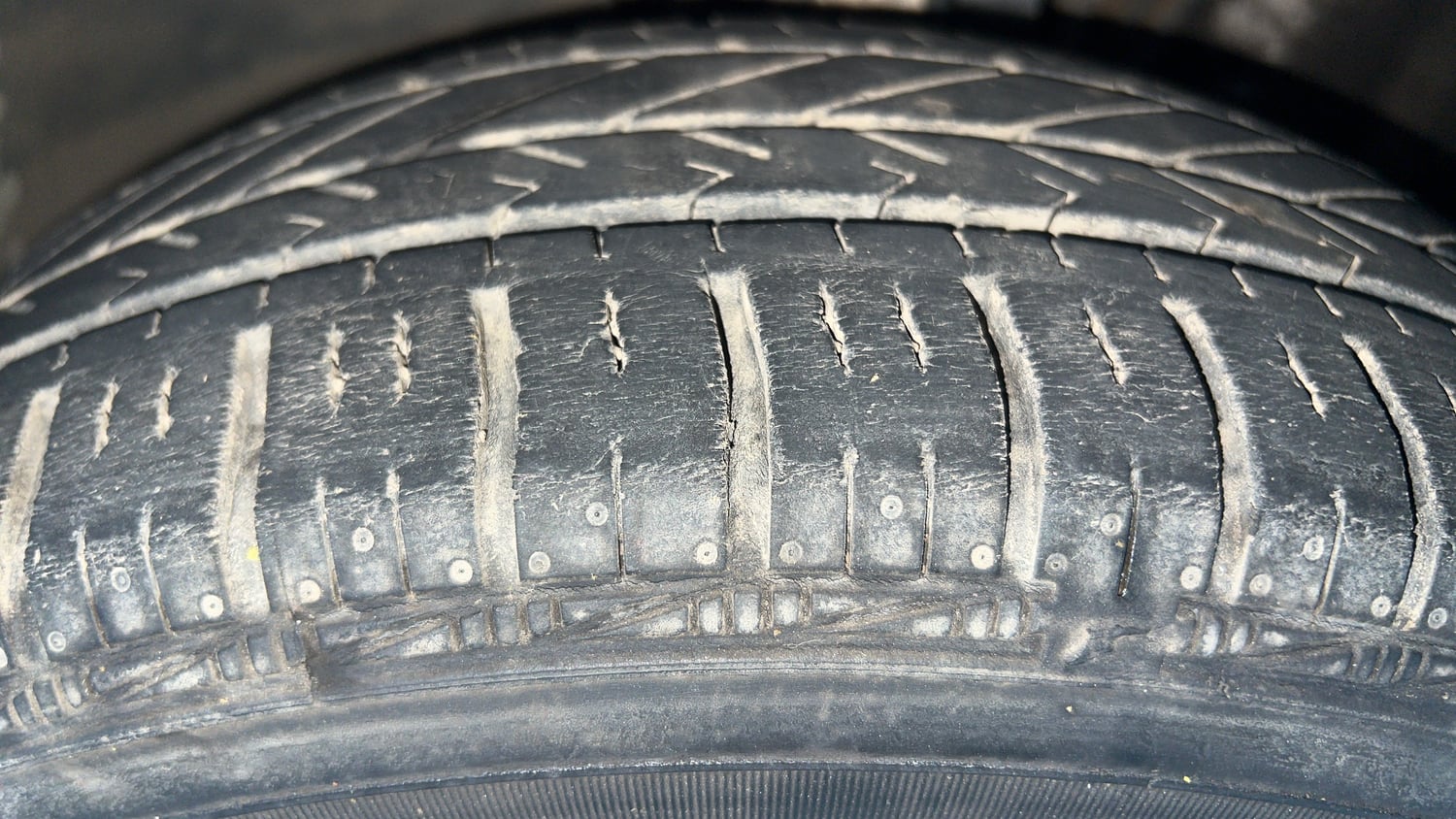 Used 2014 Skoda Rapid 1.6 MPI Ambition Plus Petrol Manual tyres LEFT FRONT TYRE TREAD VIEW