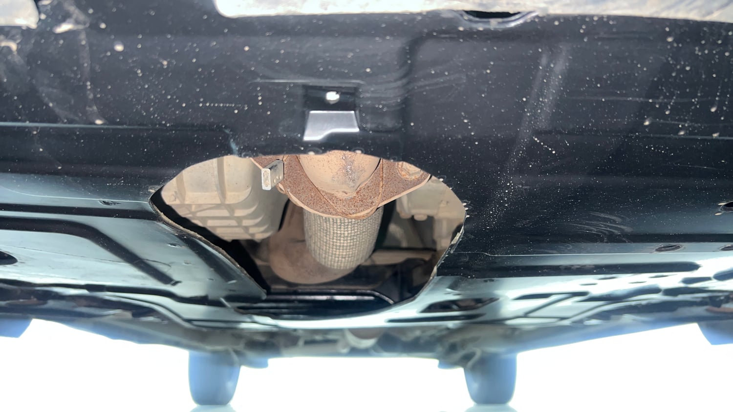 Used 2022 Mahindra XUV 300 W8 (O) 1.5 Diesel AMT Diesel Automatic extra FRONT LEFT UNDERBODY VIEW