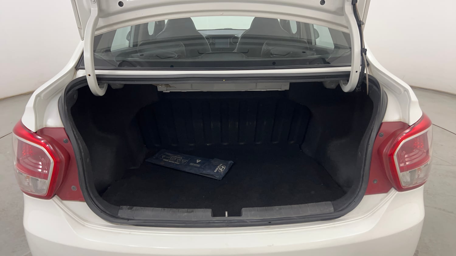 Used 2015 Hyundai Xcent Base 1.2 Petrol Manual interior DICKY INSIDE VIEW