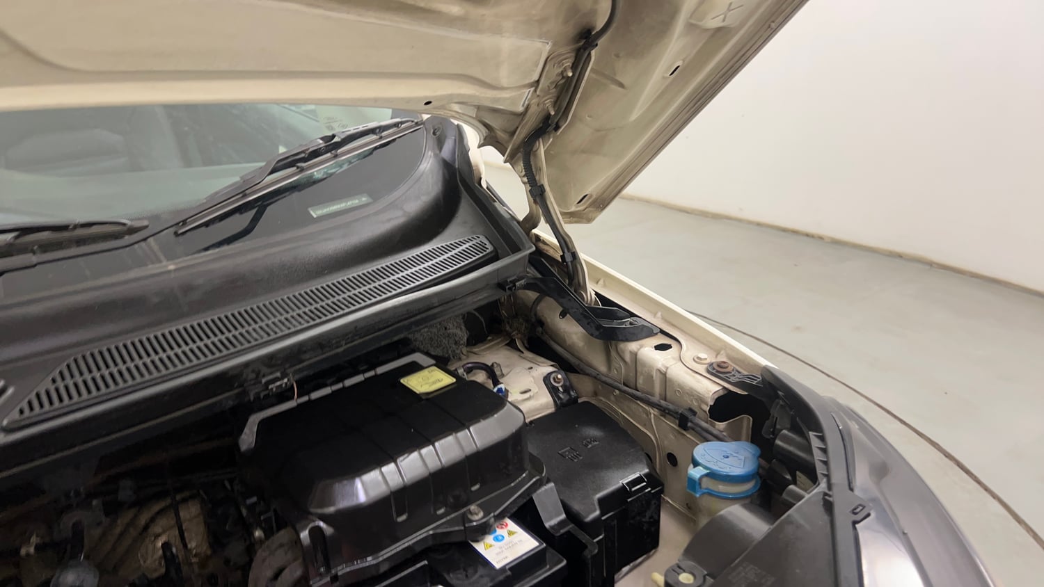 Used 2015 Ford EcoSport Titanium 1.5 TDCi (Opt) Diesel Manual engine ENGINE LEFT SIDE HINGE & APRON VIEW