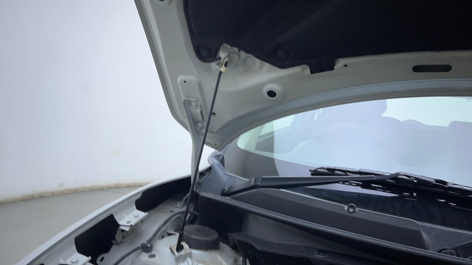 Used 2022 Maruti Suzuki Swift VXi AMT Petrol Automatic engine ENGINE RIGHT SIDE HINGE & APRON VIEW
