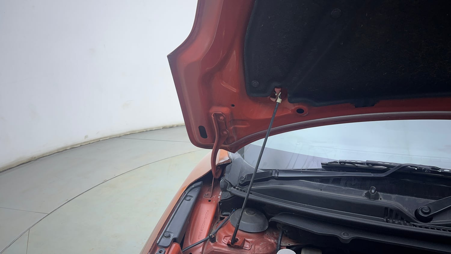 Used 2017 Maruti Suzuki Baleno Delta 1.2 Petrol Manual engine ENGINE RIGHT SIDE HINGE & APRON VIEW