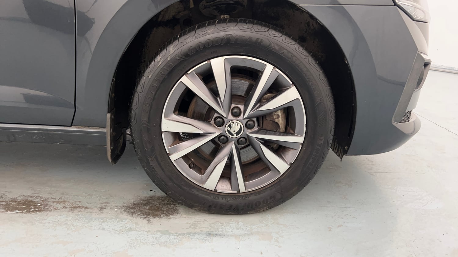 Used 2022 Skoda Slavia Style 1.5L TSI MT Petrol Manual tyres RIGHT FRONT TYRE RIM VIEW