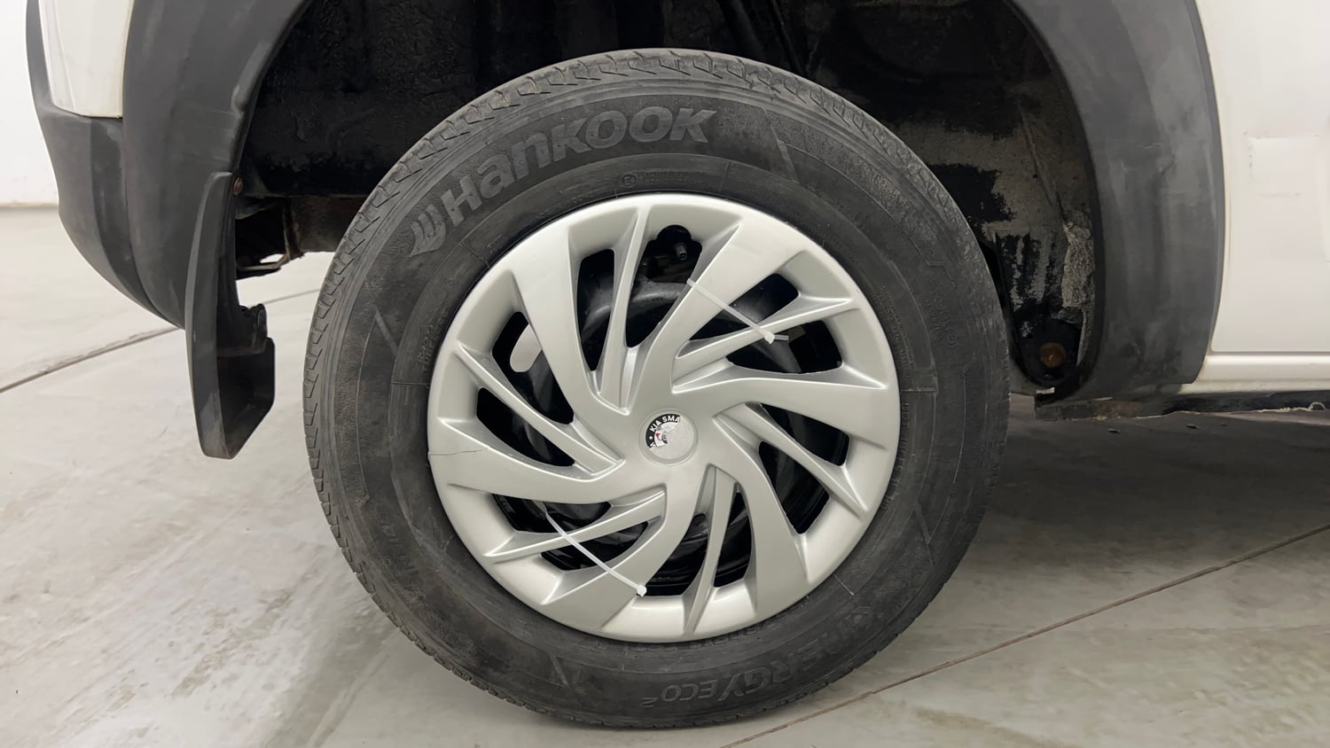 Used 2015 Renault Kwid RXT Petrol Manual tyres RIGHT REAR TYRE RIM VIEW