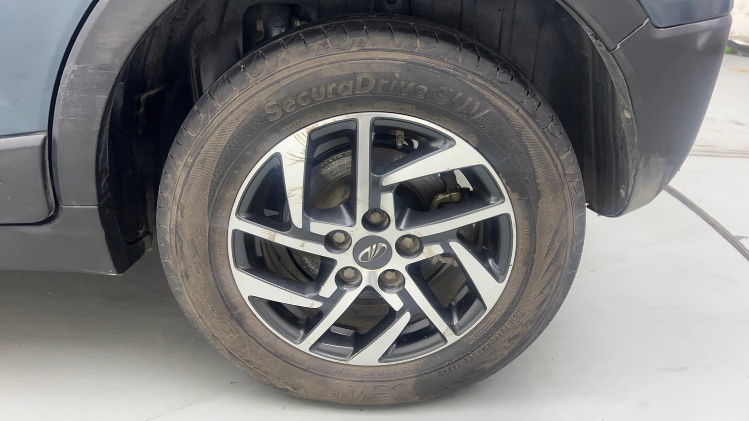Used 2022 Mahindra XUV 300 W8 (O) 1.5 Diesel AMT Diesel Automatic tyres LEFT REAR TYRE RIM VIEW