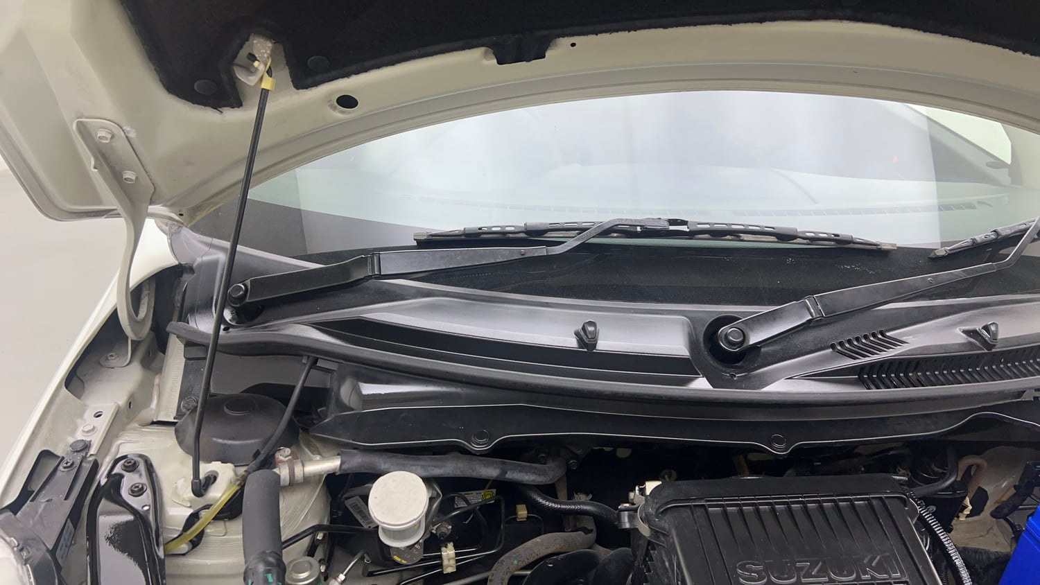 Used 2015 Maruti Suzuki Swift LXi Petrol Manual engine ENGINE RIGHT SIDE HINGE & APRON VIEW