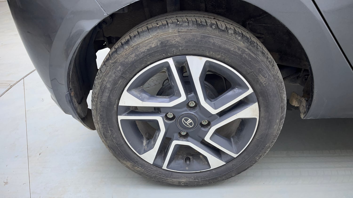 Used 2023 Tata Tiago XZA Plus Petrol Automatic tyres RIGHT REAR TYRE RIM VIEW