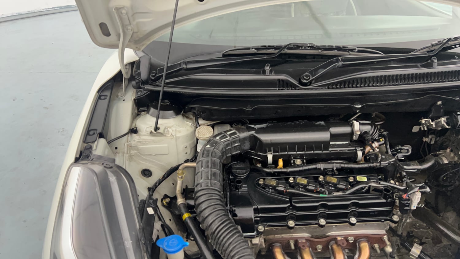 Used 2020 Maruti Suzuki Baleno Delta Petrol Manual engine ENGINE RIGHT SIDE HINGE & APRON VIEW