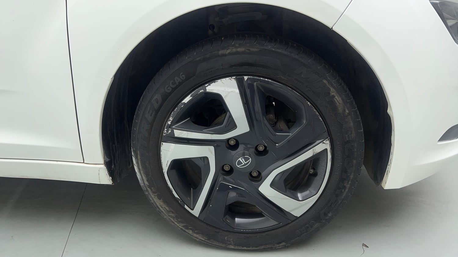 Used 2024 Tata Altroz XT Petrol Petrol Manual tyres RIGHT FRONT TYRE RIM VIEW