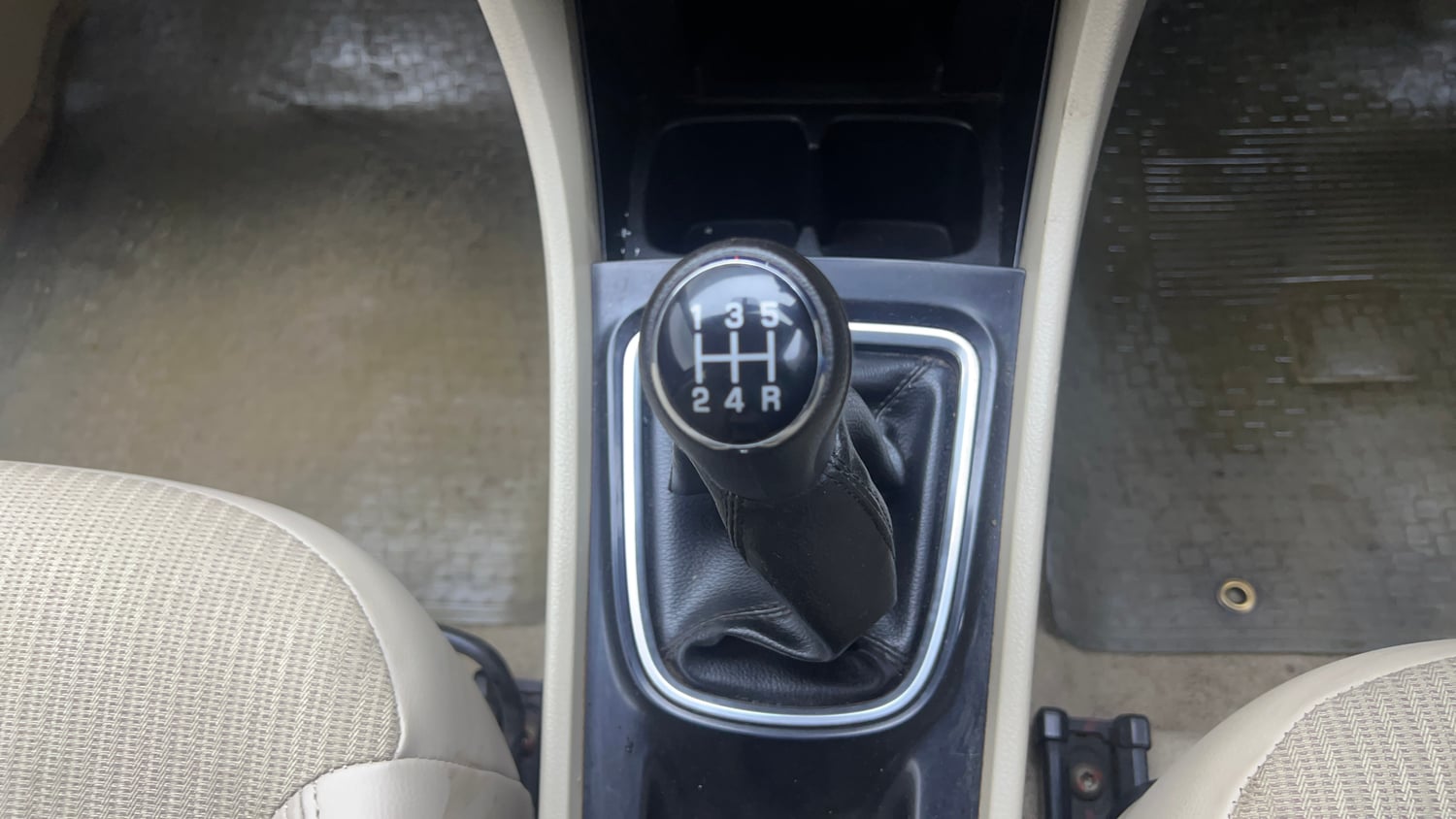 Used 2017 Maruti Suzuki Ciaz ZXi Petrol Manual interior GEAR  KNOB VIEW