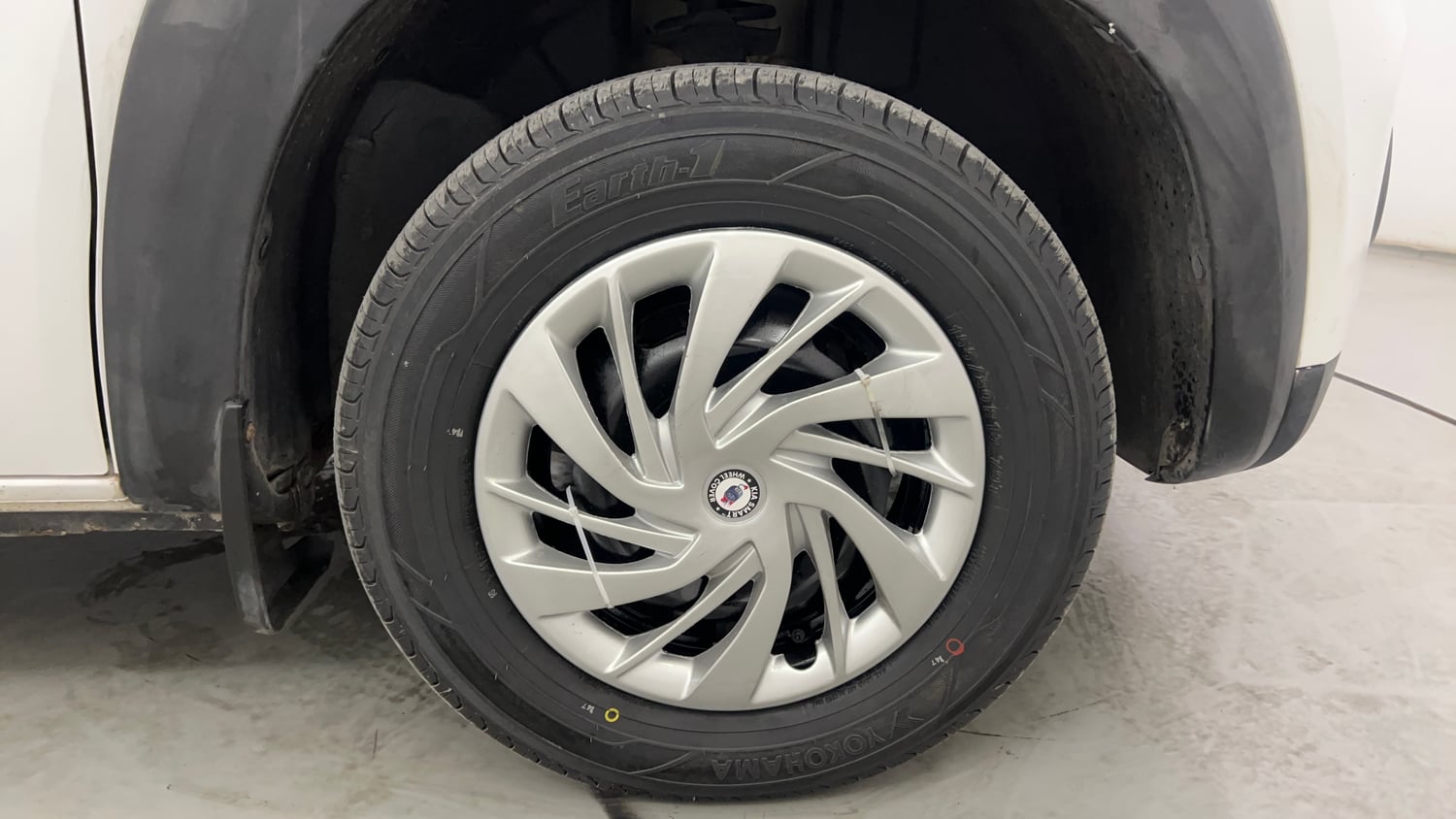 Used 2015 Renault Kwid RXT Petrol Manual tyres RIGHT FRONT TYRE RIM VIEW