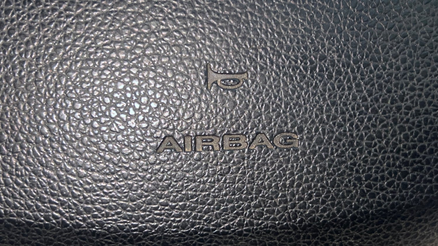 Used 2022 Mahindra XUV 300 W8 (O) 1.5 Diesel AMT Diesel Automatic top_features Airbags