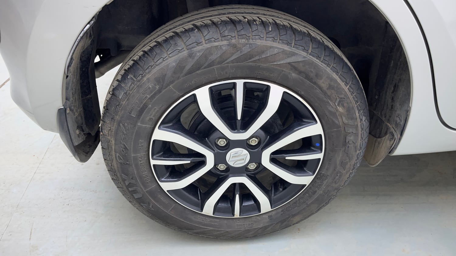 Used 2022 Maruti Suzuki Swift VXi AMT Petrol Automatic tyres RIGHT REAR TYRE RIM VIEW