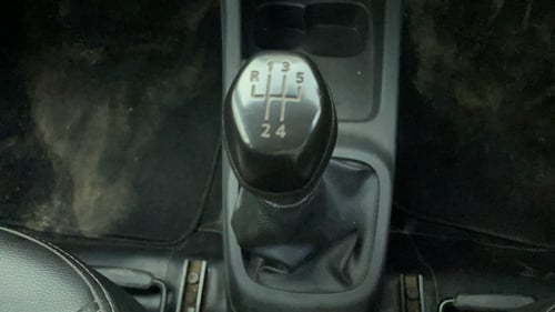 Used 2016 Renault Kwid RXT Petrol Manual interior GEAR  KNOB VIEW