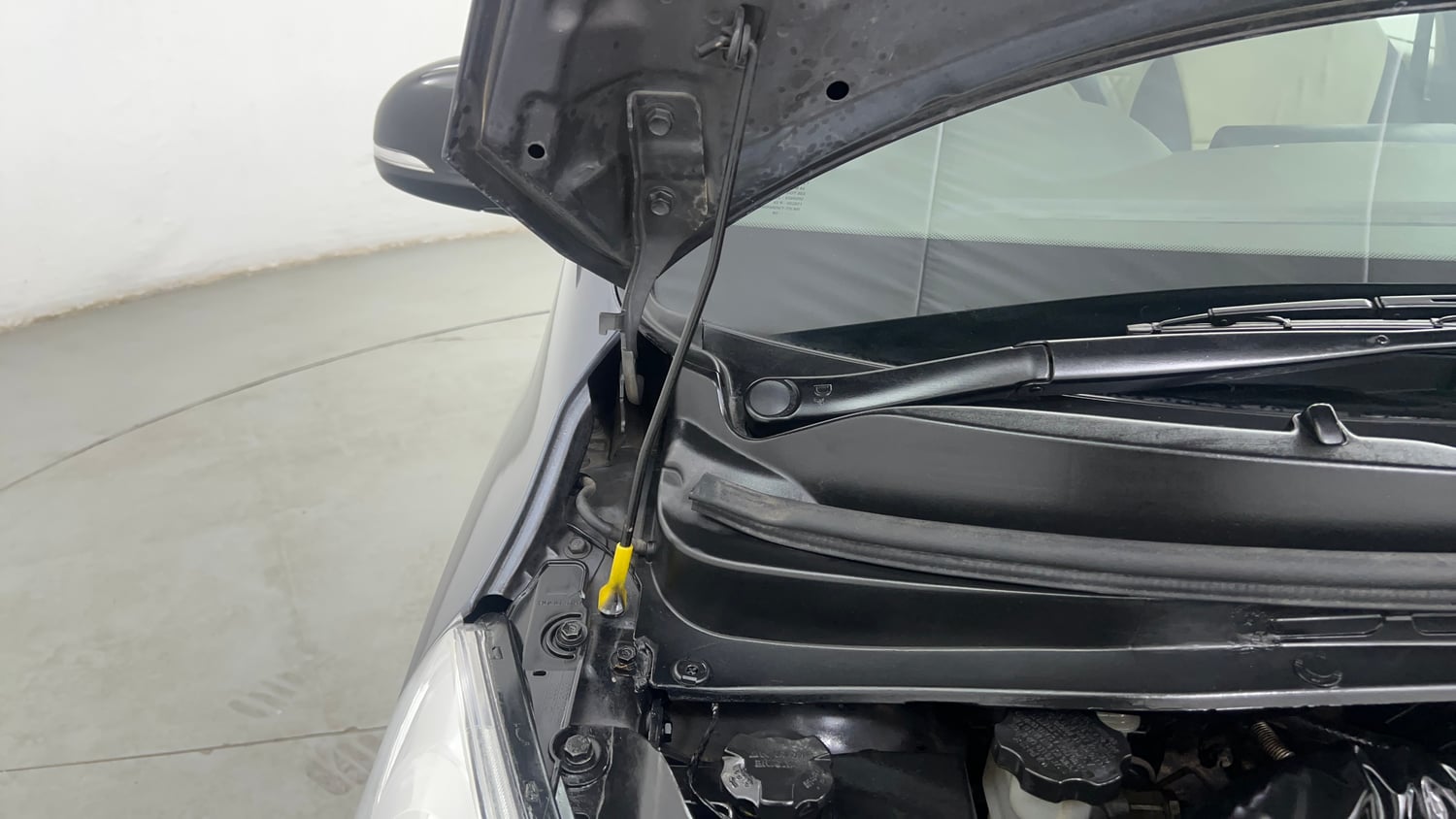 Used 2013 Hyundai i10 Magna 1.2 CNG (Outside Fitted) Cng Manual engine ENGINE RIGHT SIDE HINGE & APRON VIEW