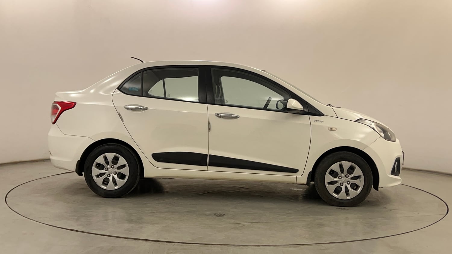 Used 2015 Hyundai Xcent Base 1.2 Petrol Manual exterior RIGHT SIDE VIEW