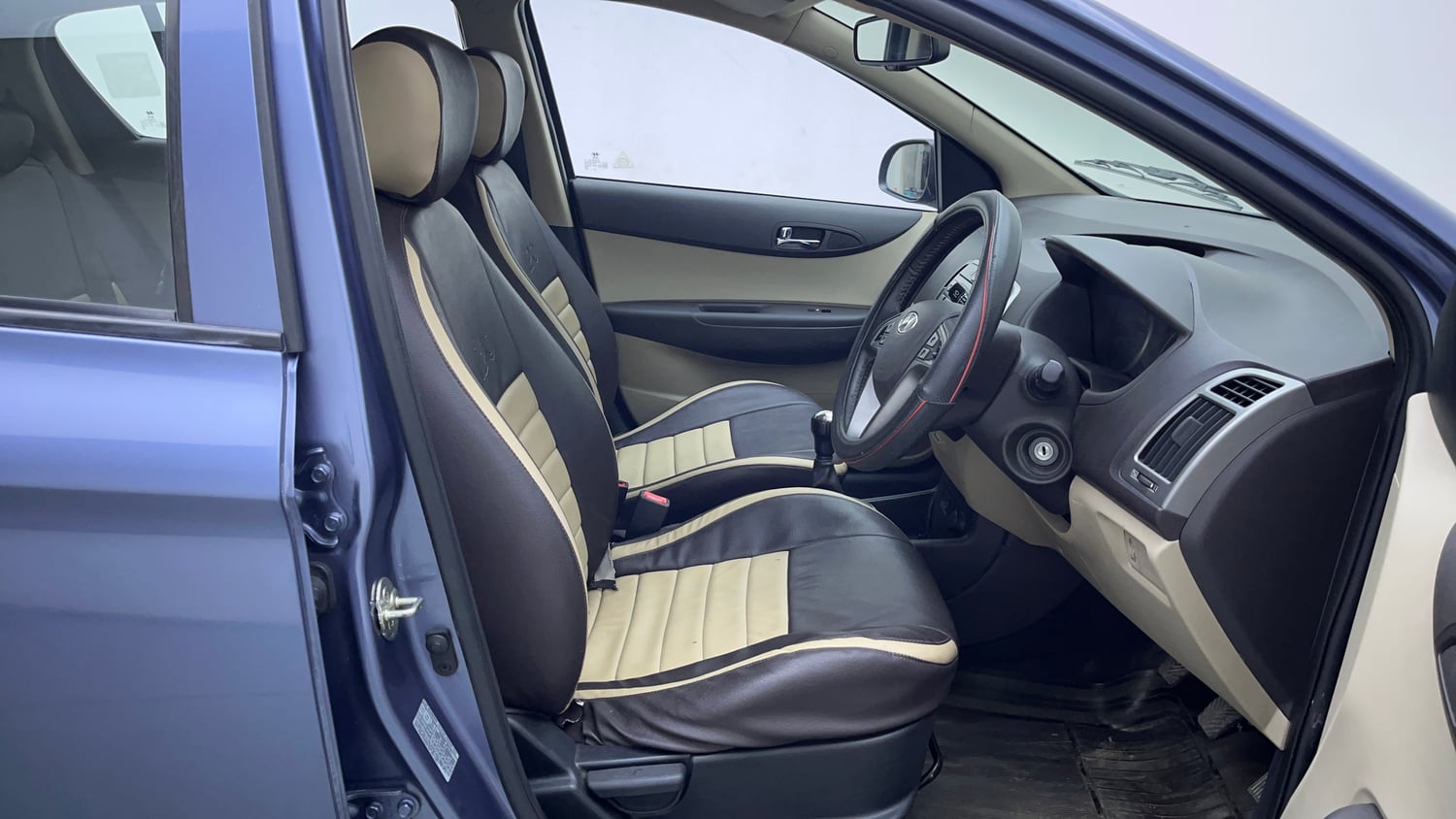 Used 2013 Hyundai i20 Sportz 1.2 Petrol Manual interior RIGHT SIDE FRONT DOOR CABIN VIEW