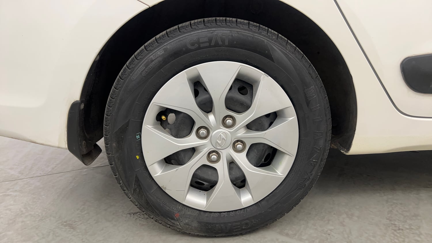 Used 2015 Hyundai Xcent Base 1.2 Petrol Manual tyres RIGHT REAR TYRE RIM VIEW