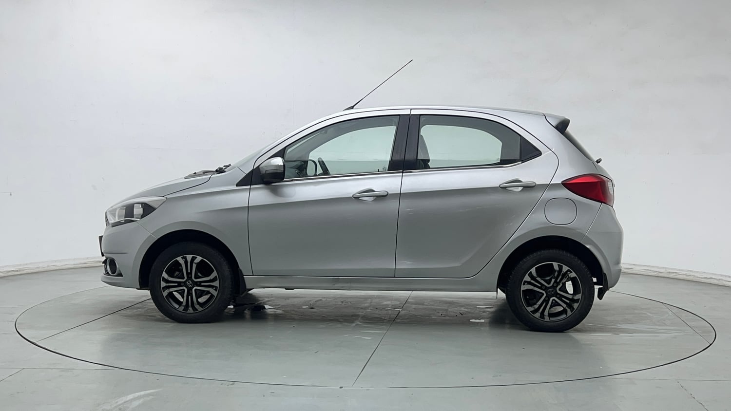 Used 2019 Tata Tiago Revotron XZ w/o Alloy Petrol Manual exterior LEFT SIDE VIEW