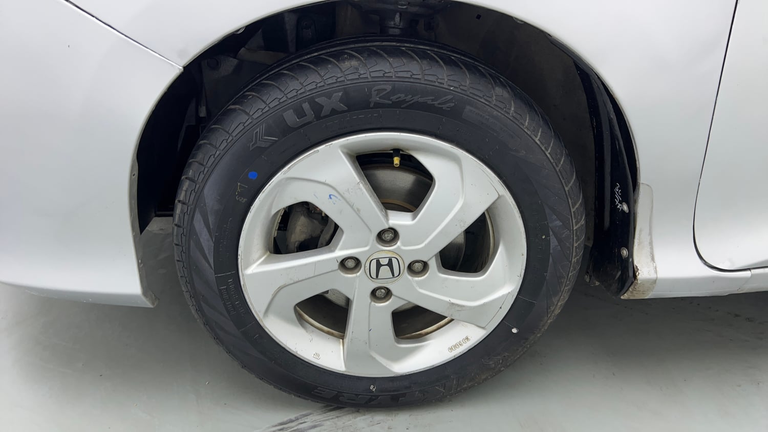 Used 2016 Honda City V Petrol Manual tyres LEFT FRONT TYRE RIM VIEW