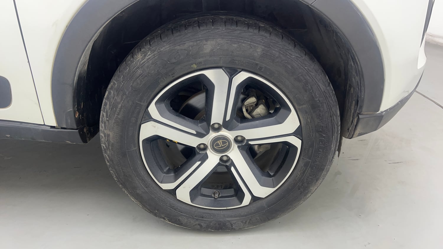 Used 2022 Tata Nexon XZA Plus (O) Petrol Automatic tyres RIGHT FRONT TYRE RIM VIEW