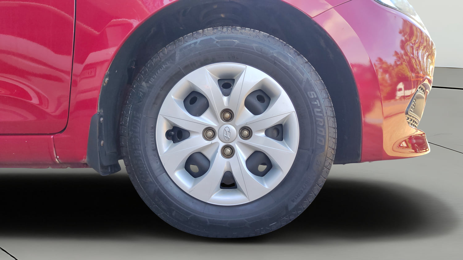 Used 2015 Hyundai Elite i20 Magna 1.2 Petrol Manual tyres RIGHT FRONT TYRE RIM VIEW