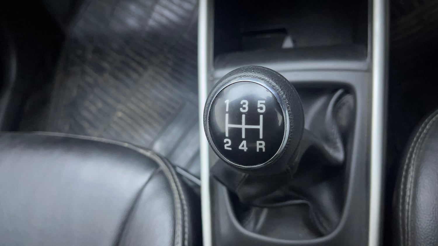 Used 2017 Maruti Suzuki Baleno Delta 1.2 Petrol Manual interior GEAR  KNOB VIEW