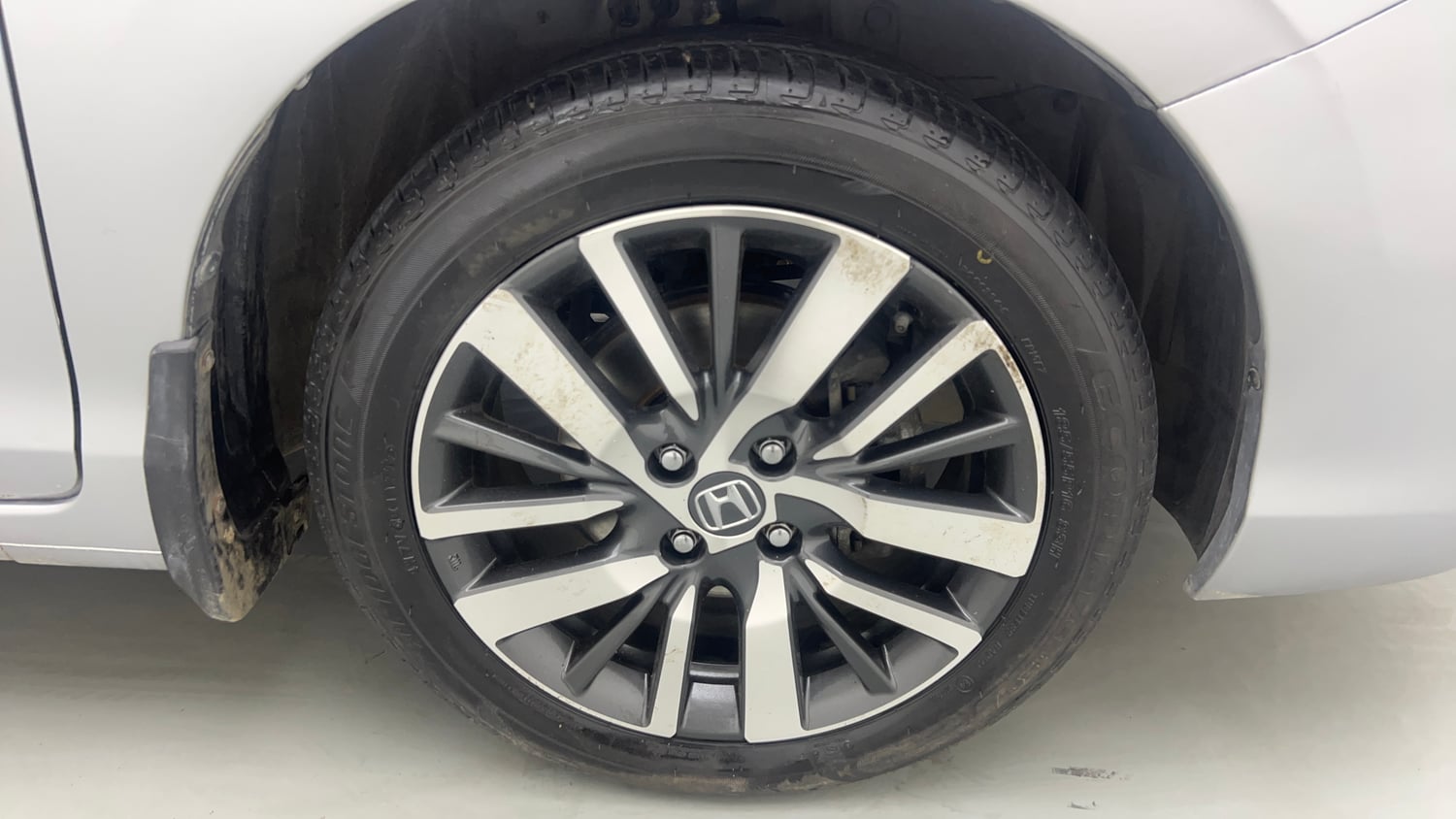 Used 2022 Honda City VX CVT Petrol Petrol Automatic tyres RIGHT FRONT TYRE RIM VIEW