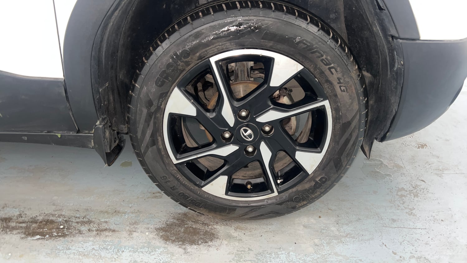 Used 2022 Tata Punch Accomplished Dazzle Pack MT Petrol Manual tyres RIGHT FRONT TYRE RIM VIEW