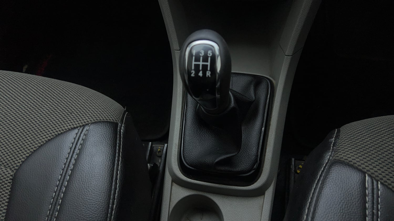 Used 2019 Tata Tiago Revotron XZ w/o Alloy Petrol Manual interior GEAR  KNOB VIEW