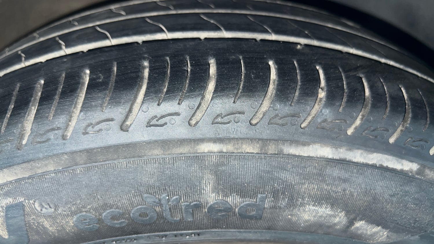 Used 2016 volkswagen Ameo Comfortline 1.2 Petrol+cng(Outside fitted) Petrol+cng Manual tyres RIGHT FRONT TYRE TREAD VIEW