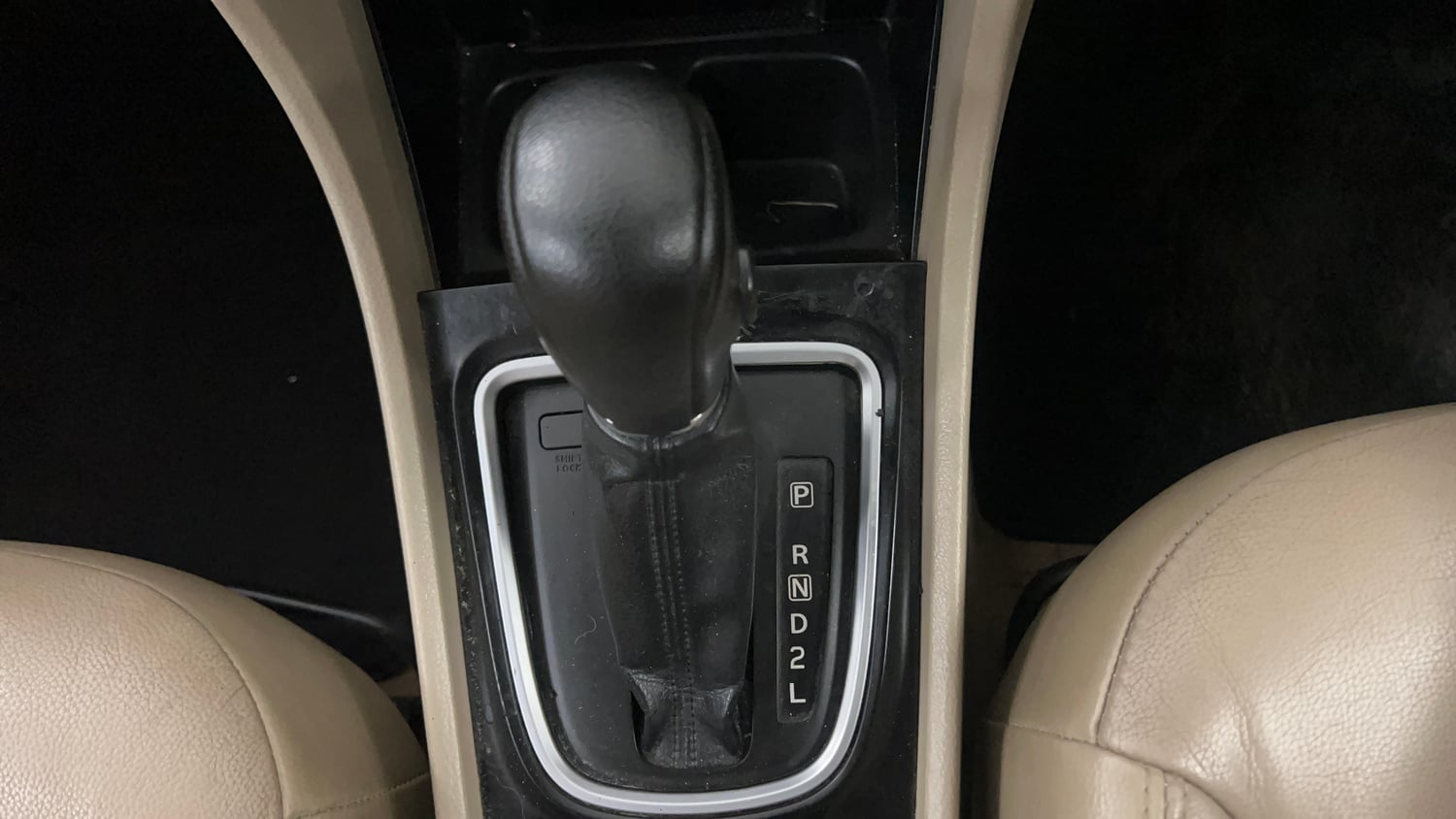 Used 2016 Maruti Suzuki Ciaz ZXI+ AT Petrol Automatic interior GEAR  KNOB VIEW