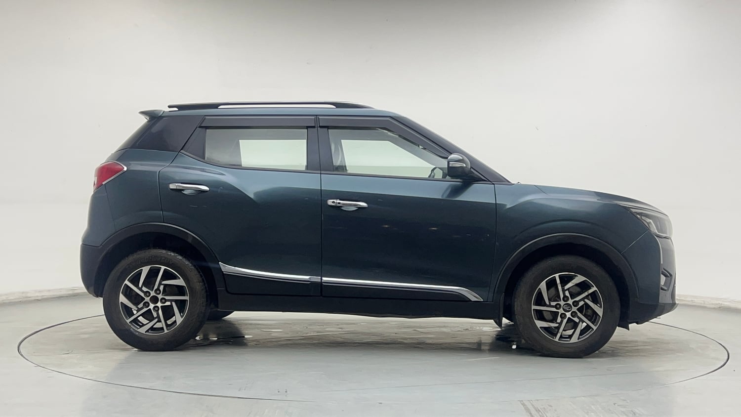 Used 2022 Mahindra XUV 300 W8 (O) 1.5 Diesel AMT Diesel Automatic exterior RIGHT SIDE VIEW