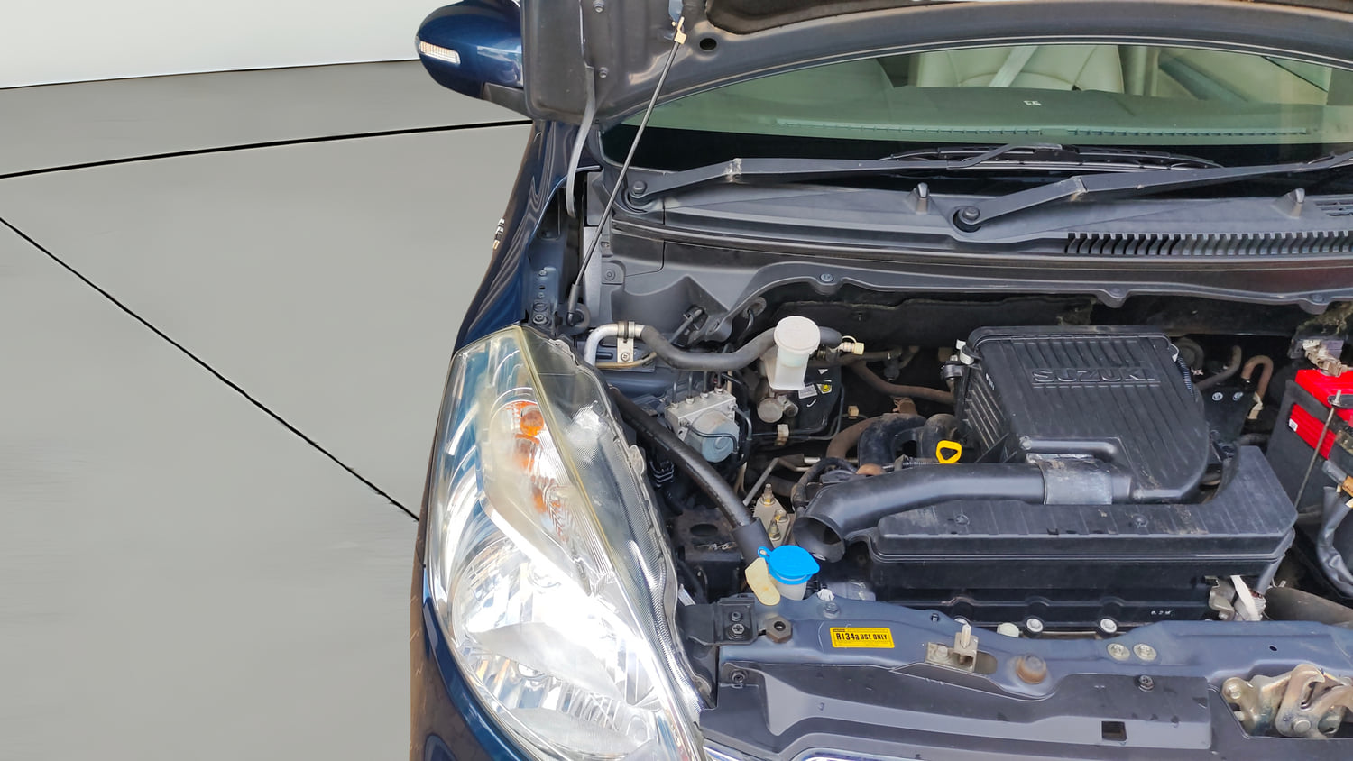 Used 2016 Maruti Suzuki Ertiga VXI Petrol Manual engine ENGINE RIGHT SIDE HINGE & APRON VIEW