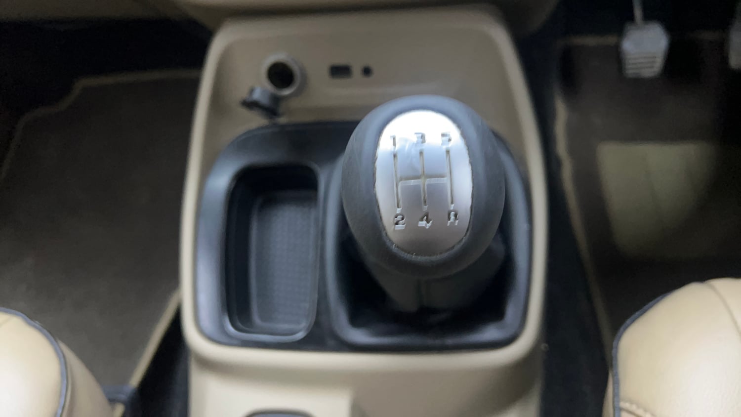 Used 2017 Mahindra TUV300 T8 mHAWK100 Diesel Manual interior GEAR  KNOB VIEW