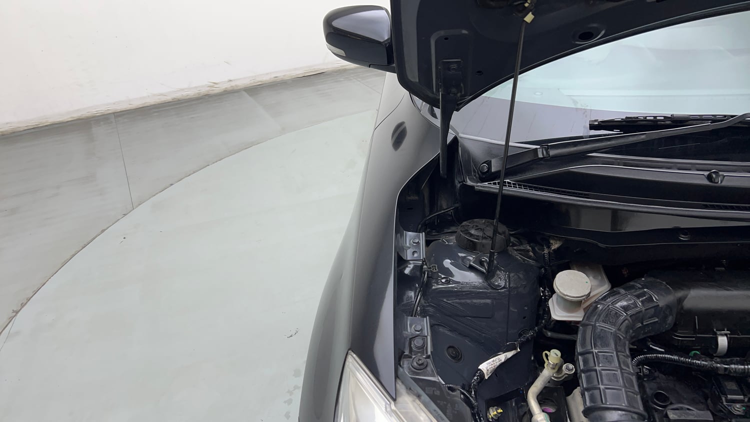 Used 2023 Maruti Suzuki Swift ZXi Petrol Manual engine ENGINE RIGHT SIDE HINGE & APRON VIEW