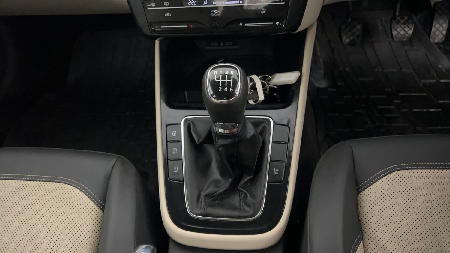 Used 2022 Skoda Slavia Style 1.5L TSI MT Petrol Manual interior GEAR  KNOB VIEW
