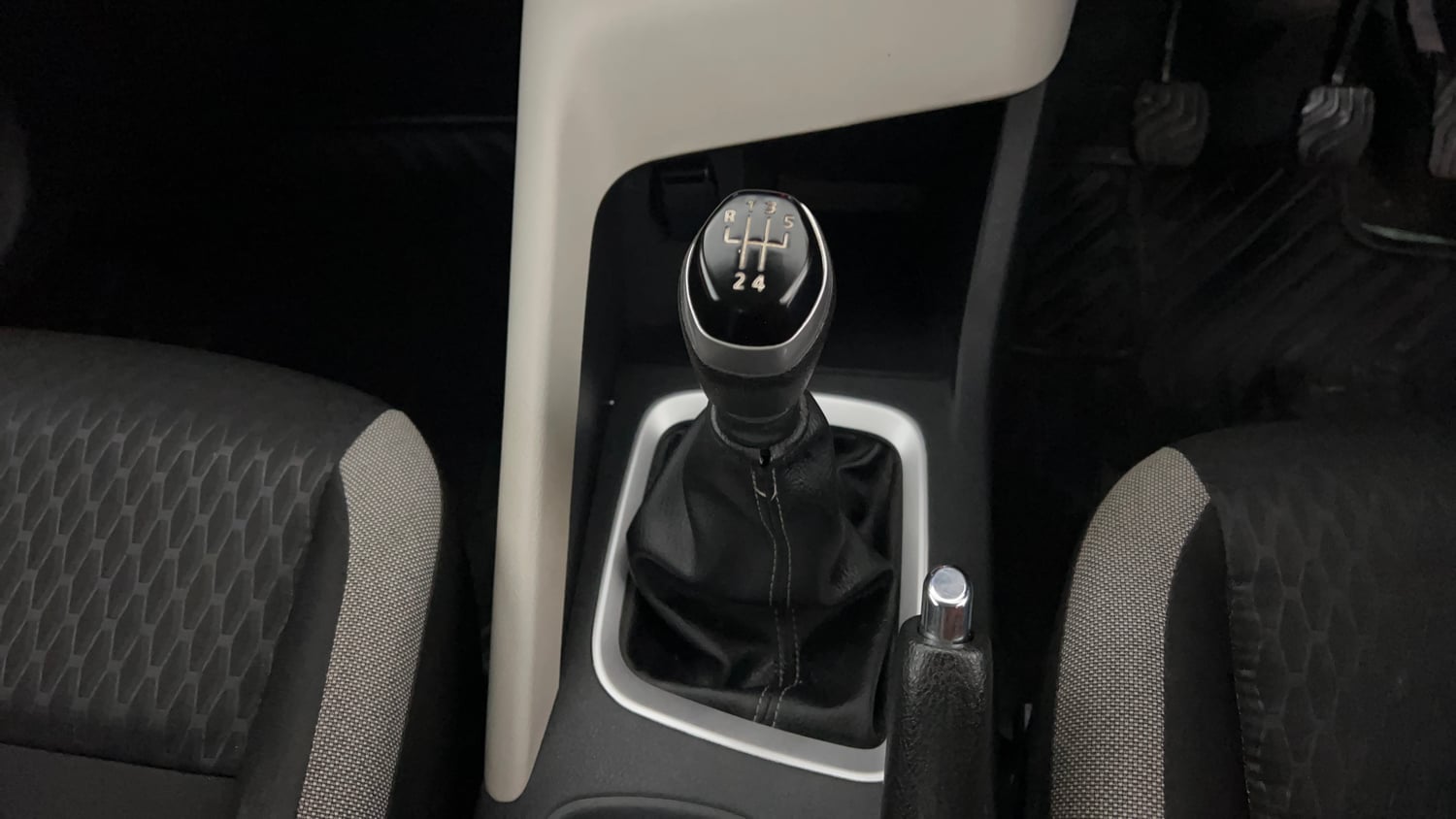 Used 2024 Nissan Magnite XL Petrol Manual interior GEAR  KNOB VIEW