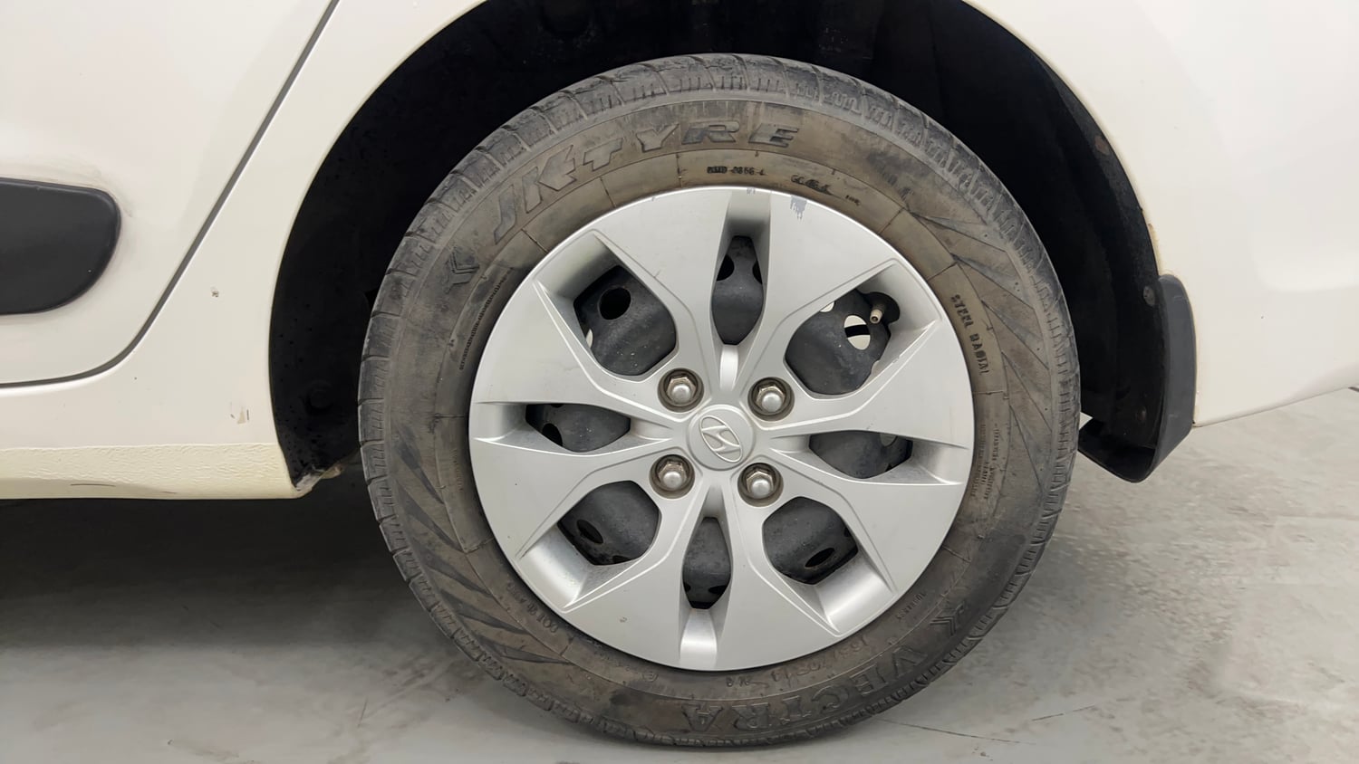 Used 2015 Hyundai Xcent Base 1.2 Petrol Manual tyres LEFT REAR TYRE RIM VIEW