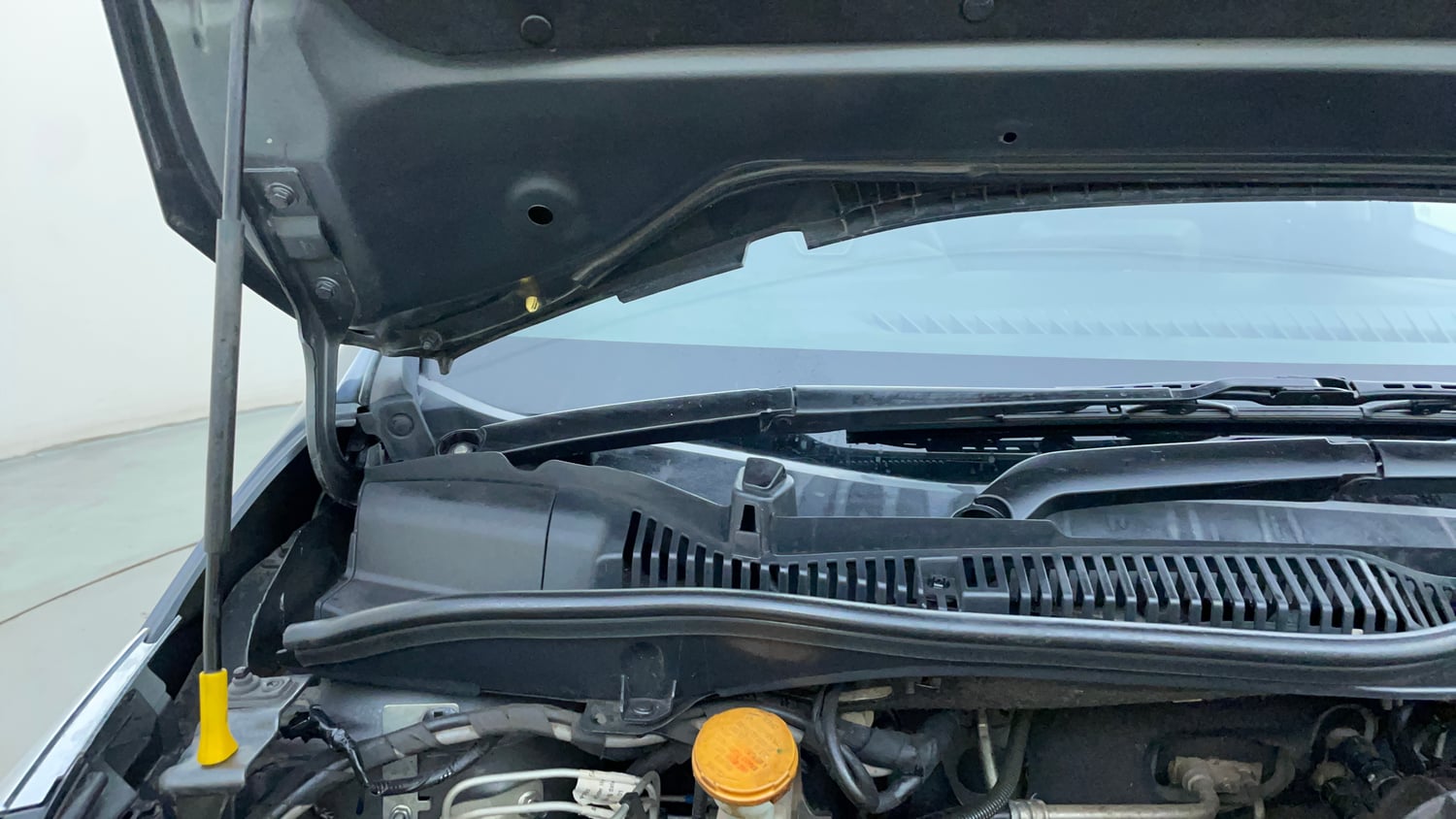 Used 2022 Tata Altroz XZ Plus Petrol Petrol Manual engine ENGINE RIGHT SIDE HINGE & APRON VIEW
