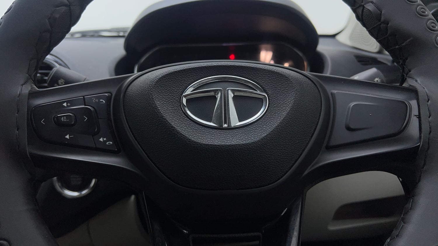Used 2023 Tata Tigor XZA Plus Petrol Automatic top_features Airbags