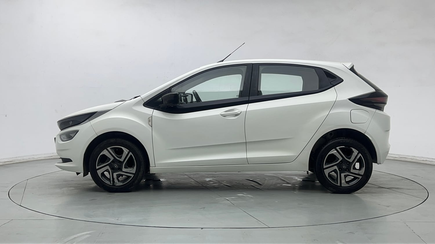 Used 2024 Tata Altroz XT Petrol Petrol Manual exterior LEFT SIDE VIEW