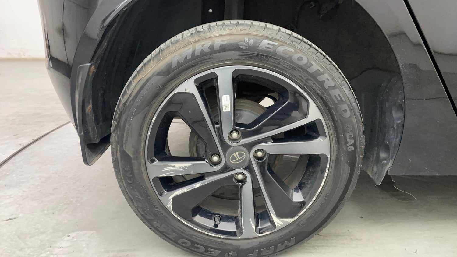 Used 2023 Tata Altroz XZA Plus (S) Dark Edition Petrol Automatic tyres RIGHT REAR TYRE RIM VIEW