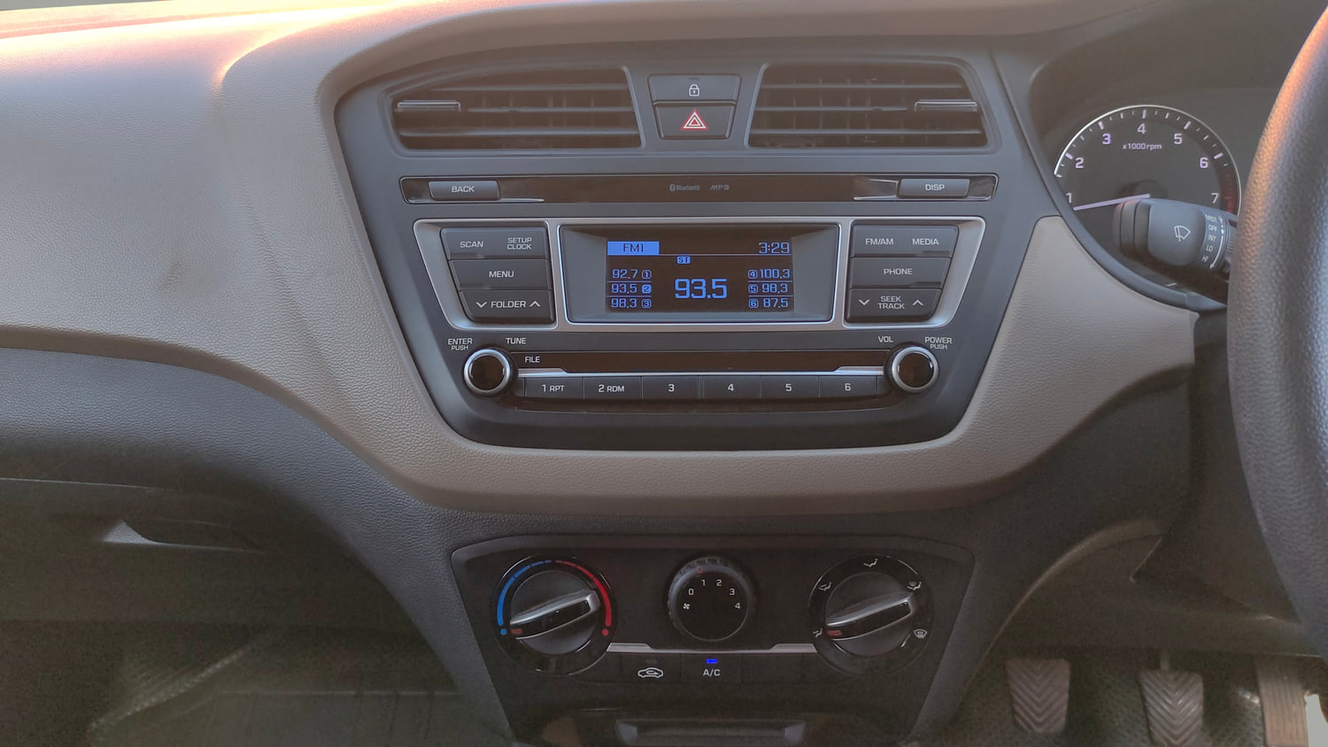 Used 2015 Hyundai Elite i20 Magna 1.2 Petrol Manual interior MUSIC SYSTEM & AC CONTROL VIEW