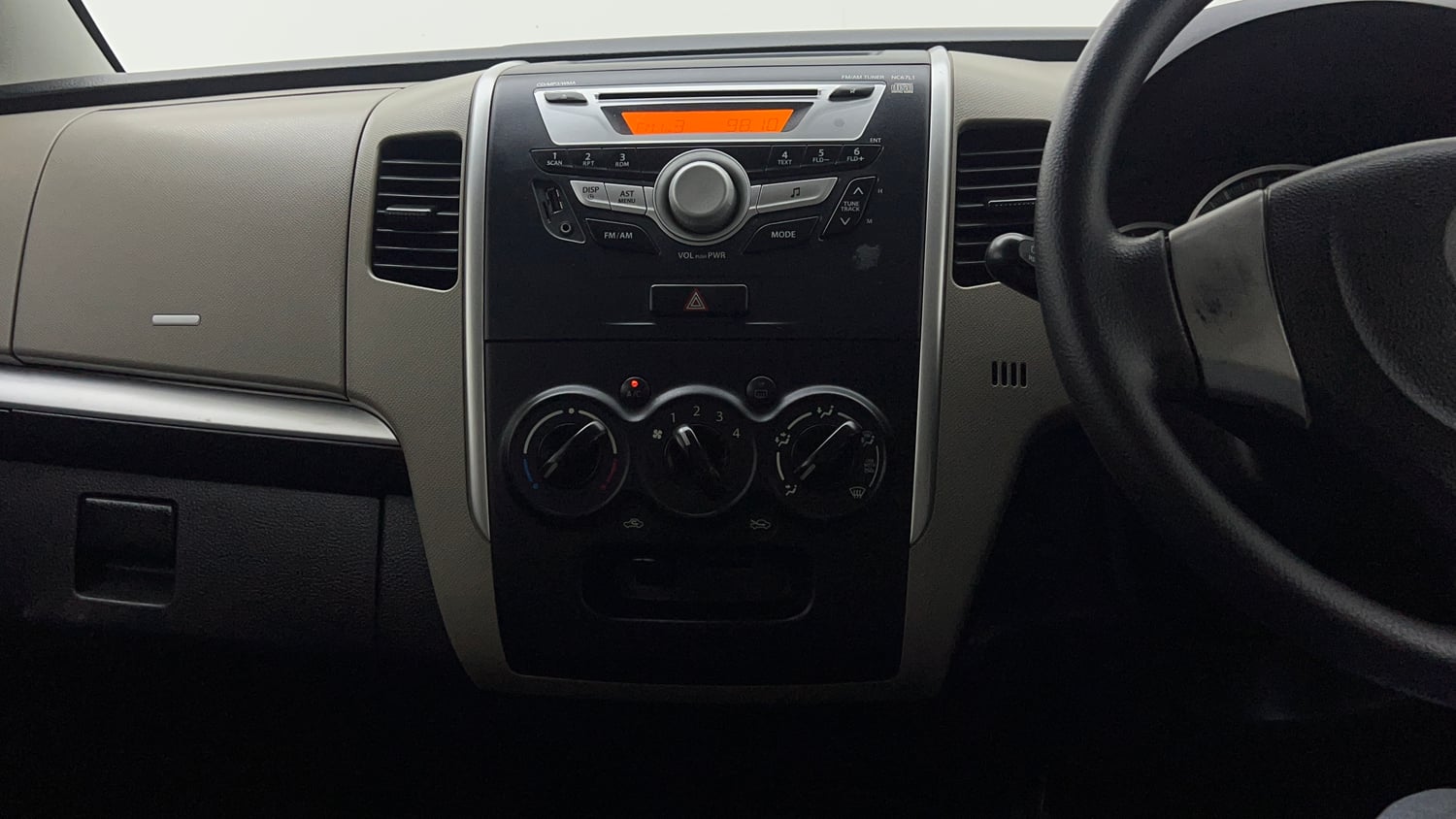 Used 2014 Maruti Suzuki Wagon R VXI Petrol Manual interior MUSIC SYSTEM & AC CONTROL VIEW