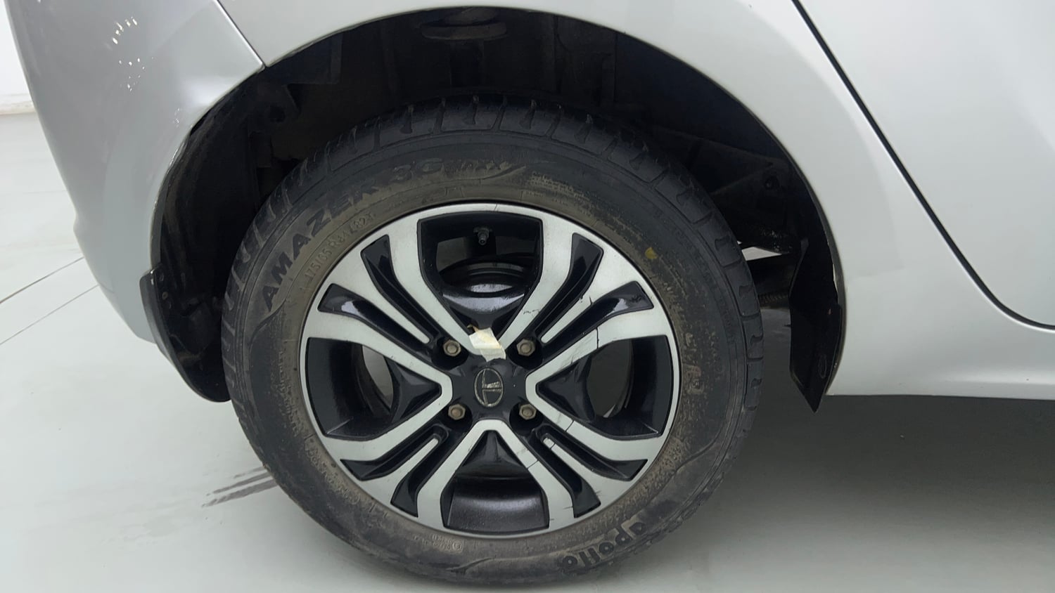 Used 2019 Tata Tiago Revotron XZ w/o Alloy Petrol Manual tyres RIGHT REAR TYRE RIM VIEW